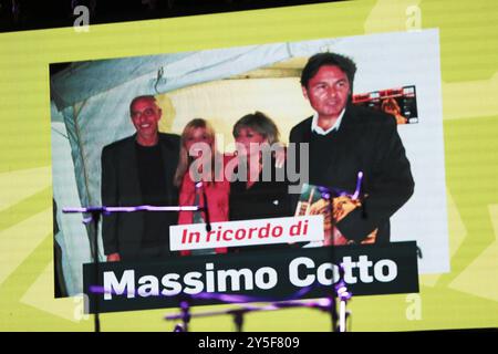 21. September 2024, Rom, Latium, Italien: XXIII. Ausgabe des Fabrizio de AndrÃ¨ Award â œParlare di Musicaâ€ auf der Piazza Fabrizio de AndrÃ im Stadtteil Magliana in Rom. Finale der Musik-, Poesie- und Malabschnitte. An diesem zweiten Abend traten die anderen 5 Finalisten der Musikabteilung auf der Bühne auf. Die Targa Faber Tonight, gesammelt von Ariete, die dann auch als Gast auftrat. Ein weiterer Gast war Enzo Avitabile und seine Band, ein alter Freund der Veranstaltung. Ebenfalls ausgezeichnet wurden Lettore della Repubblica und schließlich der Sieger Santoianni, ein junger Singer-Songwriter aus den Abruzzen zusammen auf der Bühne Stockfoto