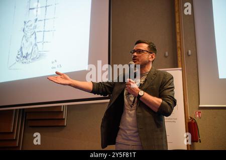 Vilnius, Litauen. September 2024. Der russische Oppositionspolitiker Ilja Yashin spricht während einer Veranstaltung mit Unterstützern in Vilnius. Ilja Yashin, der im August 2024 im Rahmen des russischen Gefangenenaustauschs 2024 freigelassen wurde, hat eine Anti-Kriegstour begonnen, während der er plant, Treffen mit russischen oppositionellen Emigranten in mehr als 40 Städten auf der ganzen Welt abzuhalten. (Foto: Yauhen Yerchak/SOPA Images/SIPA USA) Credit: SIPA USA/Alamy Live News Stockfoto