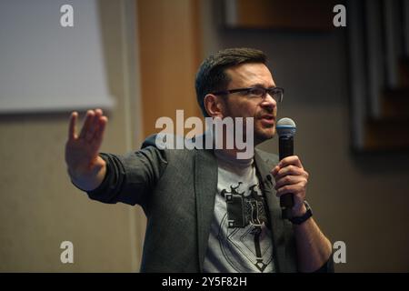 Vilnius, Litauen. September 2024. Der russische Oppositionspolitiker Ilja Yashin spricht während einer Veranstaltung mit Unterstützern in Vilnius. Ilja Yashin, der im August 2024 im Rahmen des russischen Gefangenenaustauschs 2024 freigelassen wurde, hat eine Anti-Kriegstour begonnen, während der er plant, Treffen mit russischen oppositionellen Emigranten in mehr als 40 Städten auf der ganzen Welt abzuhalten. Quelle: SOPA Images Limited/Alamy Live News Stockfoto