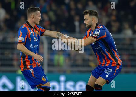 Basel, Schweiz. September 2024. Basel, Schweiz, 21. September 2024: Taulant Xhaka (34, Basel) erhält das Armband des Kapitäns während des Super League-Fußballspiels zwischen dem FC Basel 1893 und dem FC Zürich im St. Jakob Park in Basel. Philipp Kresnik (Philipp Kresnik/SPP) Credit: SPP Sport Press Photo. /Alamy Live News Stockfoto