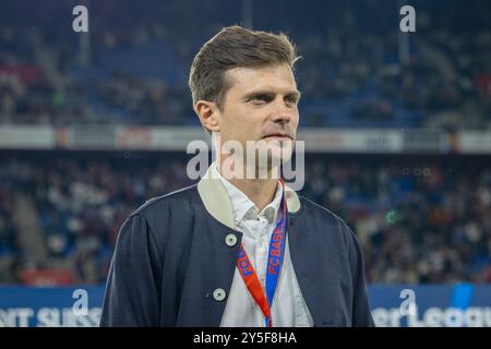 Basel, Schweiz. September 2024. Basel, Schweiz, 21. September 2024: Adoption an Fabian frei (Basel) Valentin Stocker vor dem Super League-Fußballspiel zwischen dem FC Basel 1893 und dem FC Zürich im St. Jakob Park in Basel. Philipp Kresnik (Philipp Kresnik/SPP) Credit: SPP Sport Press Photo. /Alamy Live News Stockfoto
