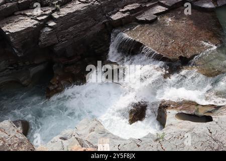 Ein malerischer Blick auf die Upper McDonald Creek Falls an einem klaren, sonnigen Tag im Glacier National Park, Montana, USA Stockfoto