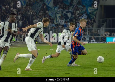 Basel, Schweiz. September 2024. Basel, Schweiz, 21. September 2024: Anton Kade (30 Basel) während des Super League-Fußballspiels zwischen dem FC Basel 1893 und dem FC Zürich im St. Jakob Park in Basel. Philipp Kresnik (Philipp Kresnik/SPP) Credit: SPP Sport Press Photo. /Alamy Live News Stockfoto