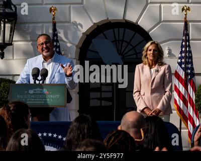 Washington, District of Columbia, USA. September 2024. First Lady Dr. JILL BIDEN und US-Bildungsminister MIGUEL CARDONA feiern den Beginn des Schuljahres im Weißen Haus. (Credit Image: © Sue Dorfman/ZUMA Press Wire) NUR REDAKTIONELLE VERWENDUNG! Nicht für kommerzielle ZWECKE! Stockfoto