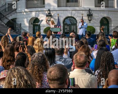 Washington, District of Columbia, USA. September 2024. First Lady Dr. JILL BIDEN und US-Bildungsminister MIGUEL CARDONA feiern den Beginn des Schuljahres im Weißen Haus. (Credit Image: © Sue Dorfman/ZUMA Press Wire) NUR REDAKTIONELLE VERWENDUNG! Nicht für kommerzielle ZWECKE! Stockfoto