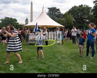 Washington, District of Columbia, USA. September 2024. Ein kleiner Junge wirbelt einen Hola-Hoop auf dem South Lawn während der ersten Schulabende im Weißen Haus. (Credit Image: © Sue Dorfman/ZUMA Press Wire) NUR REDAKTIONELLE VERWENDUNG! Nicht für kommerzielle ZWECKE! Stockfoto