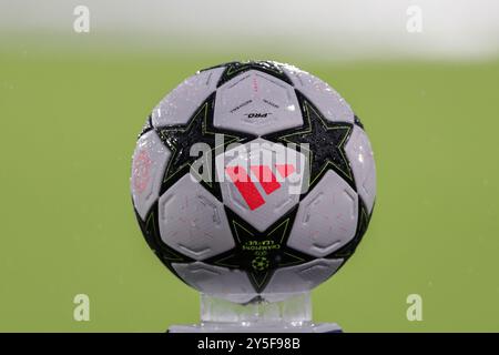 Bologna, Italien. September 2024. Offizieller adidas-Ball während des UEFA Champions League-Spiels zwischen dem FC Bologna und Shakhtar Donetsk im Stadio Renato DallAre. Endstand: Shakhtar Donetsk 0:0 FC Bologna. Quelle: SOPA Images Limited/Alamy Live News Stockfoto