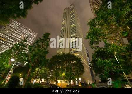 Shinjuku Nomura Gebäude bei Nacht in West Shinjuku, Shinjuku Stadt, Tokio, Japan. Stockfoto