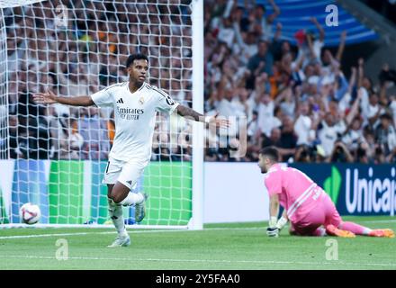 Madrid, Spanien. September 2024. Real Madrids Rodrygo (L) feiert das Tor während des Fußballspiels der spanischen Liga (La Liga) zwischen Real Madrid und Espanyol am 21. September 2024 in Madrid, Spanien. Gustavo Valiente/Xinhua/Alamy Live News Stockfoto