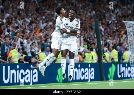 Madrid, Spanien. September 2024. Rodrygo (L) und Vinicius Jr. von Real Madrid feiern beim Fußballspiel der spanischen Liga (La Liga) zwischen Real Madrid und Espanyol am 21. September 2024 in Madrid, Spanien. Gustavo Valiente/Xinhua/Alamy Live News Stockfoto