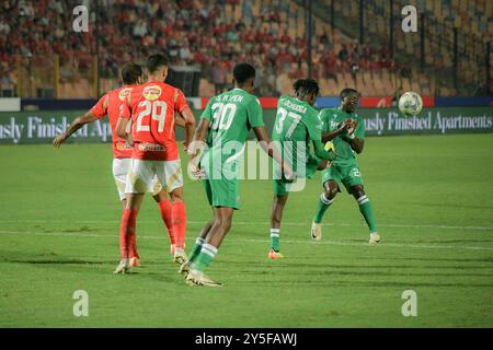 New York, New York, USA. September 2024. (SPO) 2025 Qualifikationsspiele der Afrikanischen Champions League 22. September 2024 zwischen Al-Ahly von Ägypten und Gor Mahia aus Kenia, Spieler Taher Mohamed Taher während seines Ballpasses im Kairo Stadium in Ägypten Copyright: Ahmed Ibrahim/Thenews2 (Kreditbild: © Ahmed Ibrahim/TheNEWS2 via ZUMA Press Wire) NUR REDAKTIONELLE VERWENDUNG! Nicht für kommerzielle ZWECKE! Stockfoto