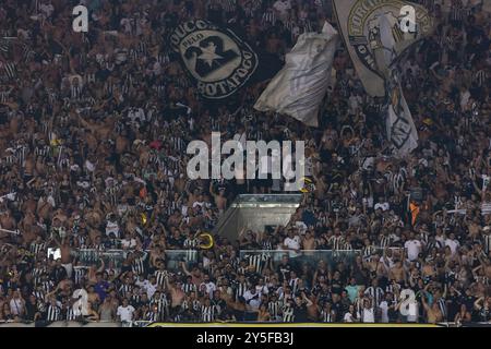 Rio De Janeiro, Brasilien. September 2024. RIO DE JANEIRO, BRASILIEN – 21. SEPTEMBER: FANS von Botafogo feiern während des Spiels zwischen Fluminense und Botafogo im Rahmen der Brasileirao 2024 im Maracana-Stadion am 21. September 2024 in Rio de Janeiro, Brasilien. Quelle: Ruano Carneiro/Alamy Live News Stockfoto