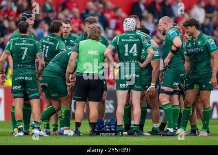 Limerick, Irland. September 2024. Die Connacht Spieler während des Spiels der United Rugby Championship Runde 1 zwischen Munster Rugby und Connacht Rugby im Thomond Park in Limerick, Irland am 21. September 2024 (Foto: Andrew SURMA/ Credit: SIPA USA/Alamy Live News Stockfoto