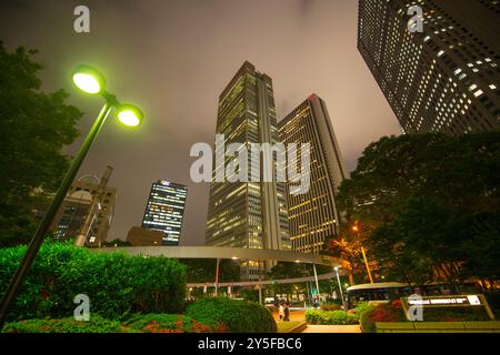 Shinjuku Nomura Gebäude bei Nacht in West Shinjuku, Shinjuku Stadt, Tokio, Japan. Stockfoto