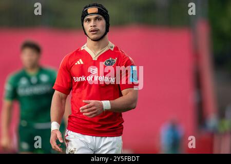 Limerick, Irland. September 2024. Thaakir Abrahams aus Munster während des Spiels der United Rugby Championship Runde 1 zwischen Munster Rugby und Connacht Rugby im Thomond Park in Limerick, Irland am 21. September 2024 (Foto: Andrew SURMA/ Credit: SIPA USA/Alamy Live News Stockfoto