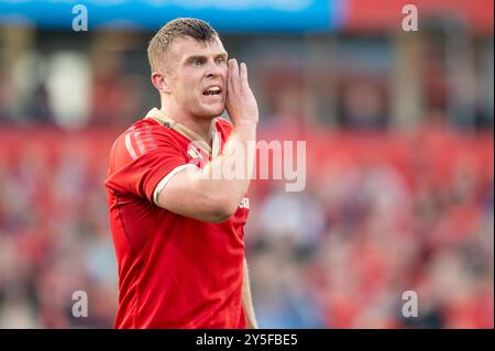 Limerick, Irland. September 2024. Tom Farrell aus Munster während des Spiels der United Rugby Championship Runde 1 zwischen Munster Rugby und Connacht Rugby im Thomond Park in Limerick, Irland am 21. September 2024 (Foto: Andrew SURMA/ Credit: SIPA USA/Alamy Live News Stockfoto