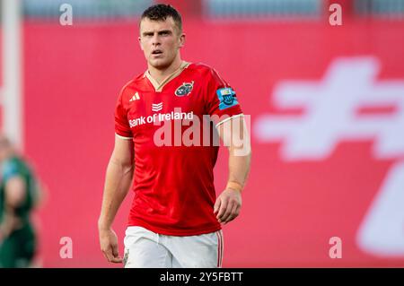 Limerick, Irland. September 2024. Tom Farrell aus Munster während des Spiels der United Rugby Championship Runde 1 zwischen Munster Rugby und Connacht Rugby im Thomond Park in Limerick, Irland am 21. September 2024 (Foto: Andrew SURMA/ Credit: SIPA USA/Alamy Live News Stockfoto