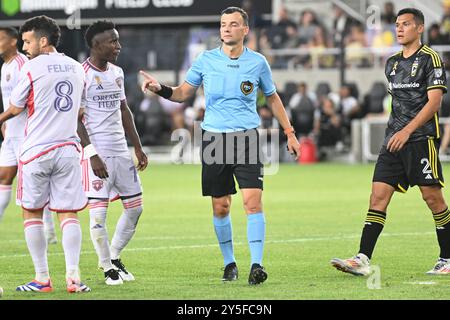 Columbus, Ohio, USA. September 2024. Schiedsrichter Sergii Boiko (blau), der zwischen der Columbus Crew und Orlando City SC in ihrem Spiel in Columbus, Ohio, fungiert. Brent Clark/Cal Sport Media/Alamy Live News Stockfoto