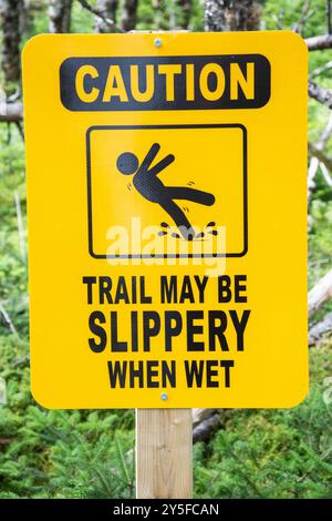 Achtung Schild Trail rutschig bei Nässe im Salmonier Nature Park an NL 90 in Holyrood, Neufundland & Labrador, Kanada Stockfoto