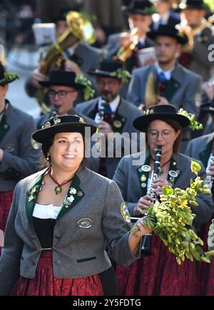 München, Deutschland. September 2024. Bei der offiziellen Eröffnung des Oktoberfestes in München am 21. September 2024 nehmen die Menschen an einer Parade Teil. Das 189. Oktoberfest, eines der größten Volksfeste Deutschlands, wurde am Samstag in München eröffnet, wobei Bürgermeister Dieter Reiter das erste Bierfass als Tradition anzapfte. Das diesjährige Festival dauert bis zum 6. Oktober. Quelle: Ren Pengfei/Xinhua/Alamy Live News Stockfoto