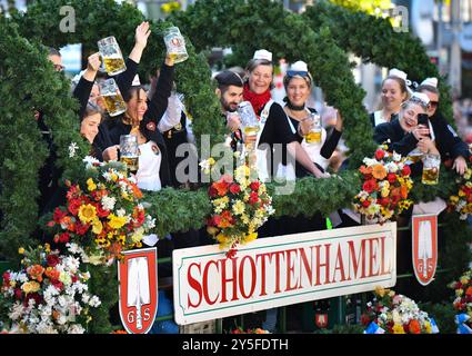 München, Deutschland. September 2024. Bei der offiziellen Eröffnung des Oktoberfestes in München am 21. September 2024 nehmen die Menschen an einer Parade Teil. Das 189. Oktoberfest, eines der größten Volksfeste Deutschlands, wurde am Samstag in München eröffnet, wobei Bürgermeister Dieter Reiter das erste Bierfass als Tradition anzapfte. Das diesjährige Festival dauert bis zum 6. Oktober. Quelle: Ren Pengfei/Xinhua/Alamy Live News Stockfoto