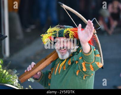 München, Deutschland. September 2024. Ein Mann nimmt an einer Parade während der offiziellen Eröffnung des Oktoberfestes in München am 21. September 2024 Teil. Das 189. Oktoberfest, eines der größten Volksfeste Deutschlands, wurde am Samstag in München eröffnet, wobei Bürgermeister Dieter Reiter das erste Bierfass als Tradition anzapfte. Das diesjährige Festival dauert bis zum 6. Oktober. Quelle: Ren Pengfei/Xinhua/Alamy Live News Stockfoto