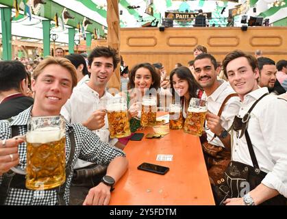 München, Deutschland. September 2024. Die Menschen genießen Bier während des Oktoberfestes in München, 21. September 2024. Das 189. Oktoberfest, eines der größten Volksfeste Deutschlands, wurde am Samstag in München eröffnet, wobei Bürgermeister Dieter Reiter das erste Bierfass als Tradition anzapfte. Das diesjährige Festival dauert bis zum 6. Oktober. Quelle: Ren Pengfei/Xinhua/Alamy Live News Stockfoto