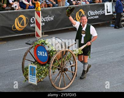 München, Deutschland. September 2024. Ein Mann nimmt an einer Parade während der offiziellen Eröffnung des Oktoberfestes in München am 21. September 2024 Teil. Das 189. Oktoberfest, eines der größten Volksfeste Deutschlands, wurde am Samstag in München eröffnet, wobei Bürgermeister Dieter Reiter das erste Bierfass als Tradition anzapfte. Das diesjährige Festival dauert bis zum 6. Oktober. Quelle: Ren Pengfei/Xinhua/Alamy Live News Stockfoto