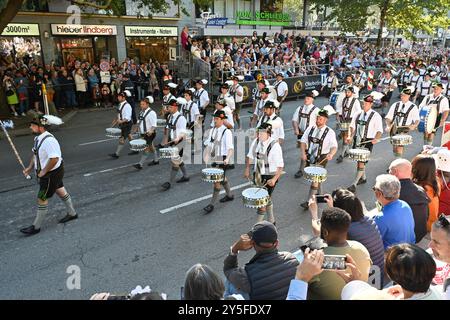 München, Deutschland. September 2024. Bei der offiziellen Eröffnung des Oktoberfestes in München am 21. September 2024 nehmen die Menschen an einer Parade Teil. Das 189. Oktoberfest, eines der größten Volksfeste Deutschlands, wurde am Samstag in München eröffnet, wobei Bürgermeister Dieter Reiter das erste Bierfass als Tradition anzapfte. Das diesjährige Festival dauert bis zum 6. Oktober. Quelle: Ren Pengfei/Xinhua/Alamy Live News Stockfoto