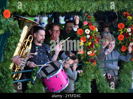 München, Deutschland. September 2024. Bei der offiziellen Eröffnung des Oktoberfestes in München am 21. September 2024 nehmen die Menschen an einer Parade Teil. Das 189. Oktoberfest, eines der größten Volksfeste Deutschlands, wurde am Samstag in München eröffnet, wobei Bürgermeister Dieter Reiter das erste Bierfass als Tradition anzapfte. Das diesjährige Festival dauert bis zum 6. Oktober. Quelle: Ren Pengfei/Xinhua/Alamy Live News Stockfoto