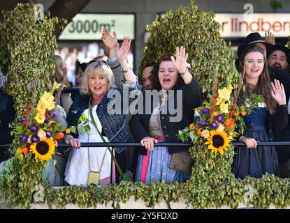 München, Deutschland. September 2024. Bei der offiziellen Eröffnung des Oktoberfestes in München am 21. September 2024 nehmen die Menschen an einer Parade Teil. Das 189. Oktoberfest, eines der größten Volksfeste Deutschlands, wurde am Samstag in München eröffnet, wobei Bürgermeister Dieter Reiter das erste Bierfass als Tradition anzapfte. Das diesjährige Festival dauert bis zum 6. Oktober. Quelle: Ren Pengfei/Xinhua/Alamy Live News Stockfoto