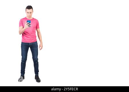 Besorgt männlichen Lesung schlechte Nachrichten auf dem Smartphone Stockfoto