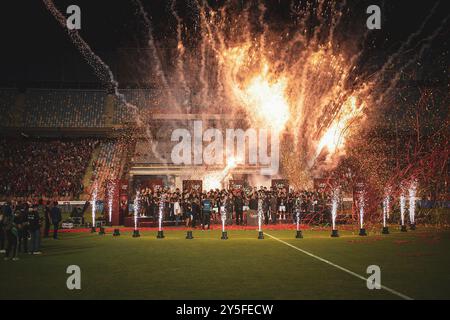 Kairo, Ägypten, USA. September 2024. (SPO) Al-Ahly erhält Liga-Schild für die letzte Saison. 22. September 2024, Kairo, Ägypten: Nach dem Ende des Spiels erhielt Al-Ahly das Liga-Schild für die letzte Saison, nachdem er die Zustimmung der Konföderation of African Football erhielt, um den Sieg über die kenianische Mannschaft und den neuen Schild im Al Salam Stadium zu feiern. Die Feierlichkeiten begannen vor dem Spiel, als Al-Ahly Fans ein wunderbares künstlerisches Gemälde mit einem dreidimensionalen Eingang von Marcel Koller, dem technischen Direktor von Al-Ahly, und den Stars des Teams präsentierten, begleitet von den sechs: Mohamed El-SH Stockfoto