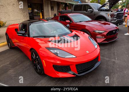 Ein oranger Lotus Evora GT Sportwagen auf einer Autoshow in Auburn, Indiana, USA. Stockfoto