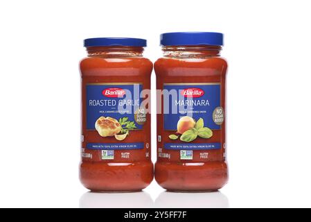 IRVINE, KALIFORNIEN - 21. SEPTEMBER 2024: Zwei Gläser Barilla Pasta Sauce, Marinara und gerösteter Knoblauch. Stockfoto