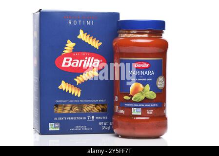 IRVINE, KALIFORNIEN - 21. SEPTEMBER 2024: Ein Glas Barilla Marinara Sauce und ein boc Rotini Nudeln. Stockfoto