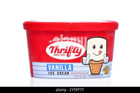 IRVINE, KALIFORNIEN - 21. SEPTEMBER 2024: Ein Karton mit Thrifty Vanilla Ice Cream. Stockfoto