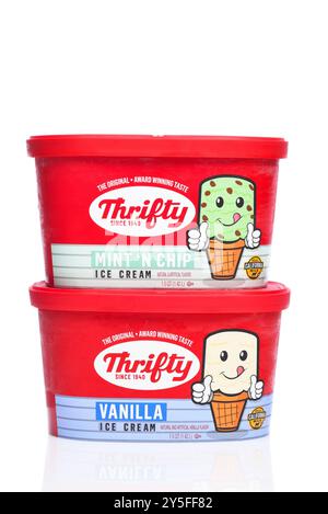 IRVINE, KALIFORNIEN - 21. SEPTEMBER 2024: Zwei Kartons Thrifty Ice Cream, Vanilla und Mint Chip. Stockfoto