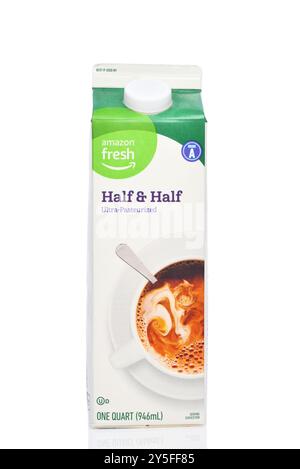 IRVINE, KALIFORNIEN - 21. SEPTEMBER 2024: Ein 1-Liter-Karton mit Amazon Fresh Half and Half and Half. Stockfoto