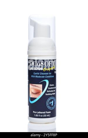 IRVINE, KALIFORNIEN - 21. SEPTEMBER 2024: Eine Flasche OCuSoft Lid Scrub Eyelid Cleanser. Stockfoto