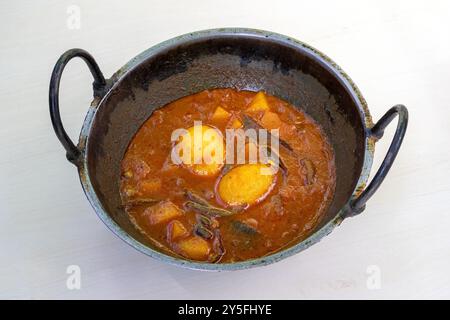 Köstlicher Dim Bhuna oder Dim Vuna, gekocht mit Kartoffeln in einem Karai. Dieses köstliche Bengali gekochte Eiercurry wird oft mit Reis oder Brot genossen. Stockfoto