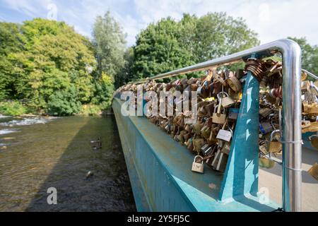 Love Locks auf der Bakewell Weir Bridge über den River Wye im Peak District, Derbyshire, nur einen Monat vor der offiziellen Entfernung. Stockfoto