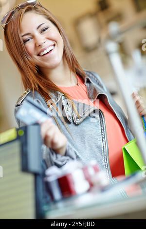 Glücklich, Frau und Shopping Porträt mit Kreditkarte, Zahlung und Einkaufszentrum mit Kauf und Tasche. Lachen, lächeln und Kassierer bis in Boutiquen und Geschäften Stockfoto