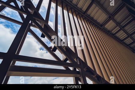 Ein Gebäude mit Holzlatten auf der Baustelle, das zu seinem architektonischen Stil beiträgt Stockfoto