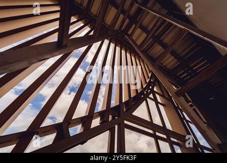 Ein Gebäude mit Holzlatten auf der Baustelle, das zu seinem architektonischen Stil beiträgt Stockfoto