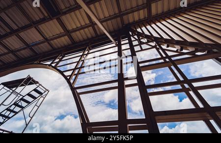 Ein Gebäude mit Holzlatten auf der Baustelle, das zu seinem architektonischen Stil beiträgt Stockfoto