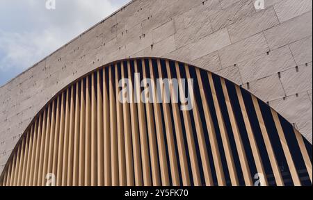 Ein Gebäude mit Holzlatten auf der Baustelle, das zu seinem architektonischen Stil beiträgt. Stockfoto