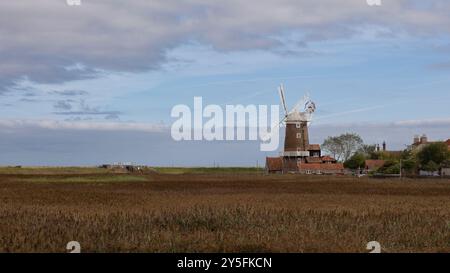 In Cley neben dem Meer in Norfolk befindet sich die Windmühle von Cley. Die Turmmmühle ist ein denkmalgeschütztes Gebäude, das heute in Hotelunterkunft umgewandelt wurde Stockfoto