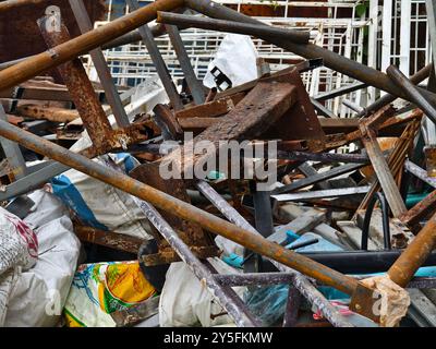 Ein Müllhaufen mit Eimer, Seil, Flaschen und anderen Gegenständen auf einer Deponie Stockfoto