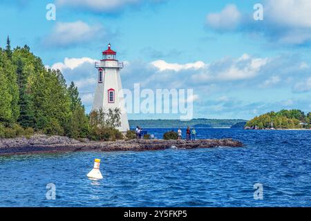 Dieser 1885 erbaute sechseckige Leuchtturm befindet sich am felsigen Ufer in der Nähe des Hafens in Tobermory Ontario. Es wird noch heute benutzt howe Stockfoto